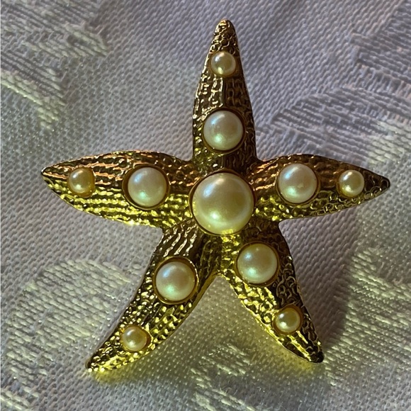 Vintage gold-toned starfish stud earrings with faux pearls. - Picture 3 of 4